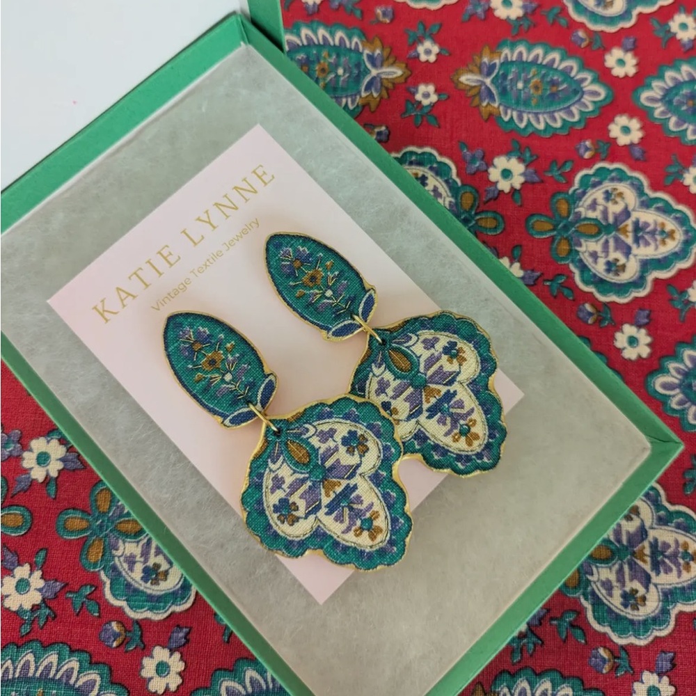 Lightweight SAVANNAH pierced earrings vintage textile - Picture 2 of 4